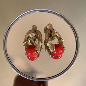 Vtg Sarah Coventry‎ gold dangle  clip on earrings with tomato red stone